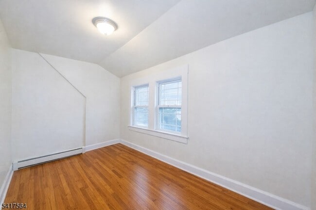 Building Photo - 154 Roseland Ave