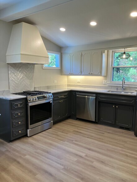 Designer Kitchen - 633 Glenview Ave