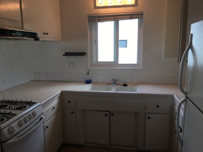 Building Photo - 416 Rosecrans Ave