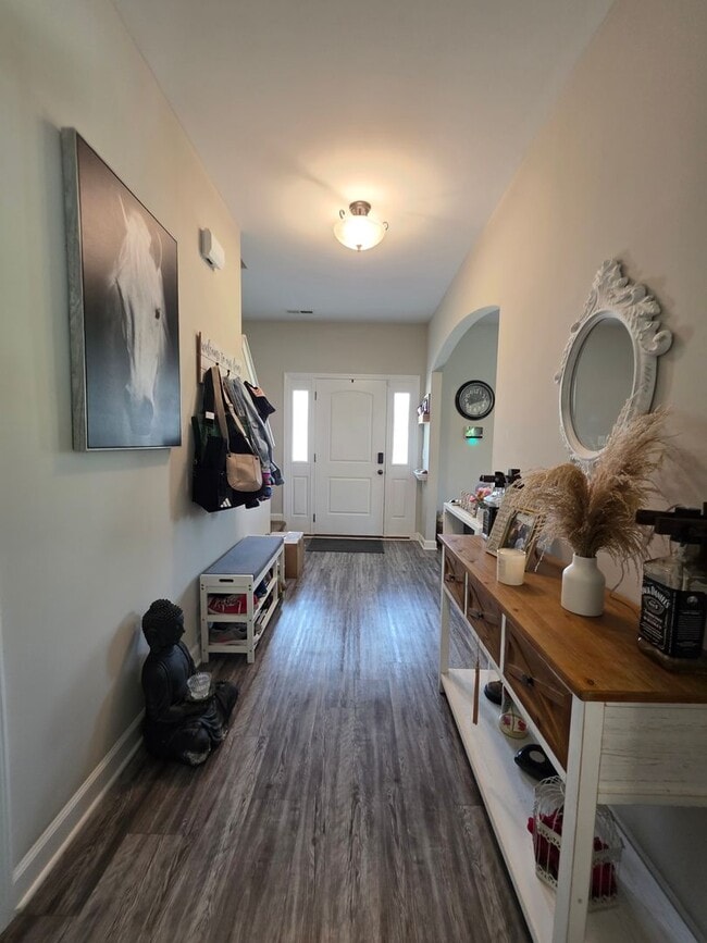 Building Photo - Spacious & Stylish Living Near Camp Lejeune with Expansive Fenced Backyard