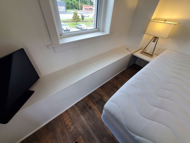 Building Photo - Beautiful 2BR/1BA Apartment with Utilities Included – Prime Downtown Location