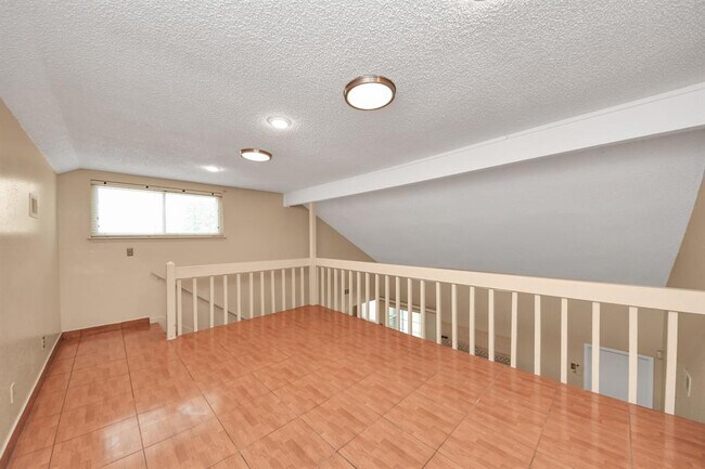 Building Photo - 2029 Highland Hills Dr