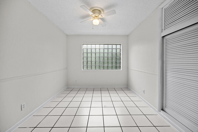 Building Photo - 1828 N Palmway