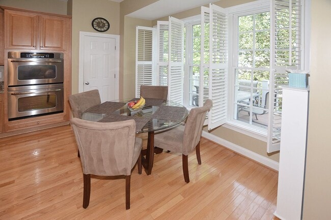 Building Photo - Beautiful Luxury TH with Deck & Patio!