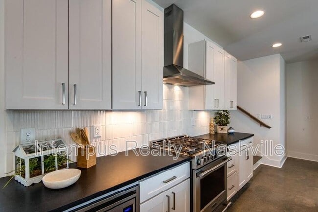 Building Photo - 958 9th Ave S