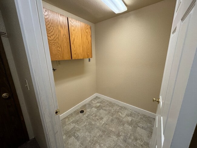 Building Photo - 498/A/