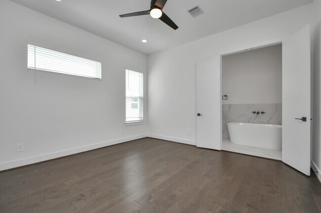 Building Photo - 853 Mansfield St