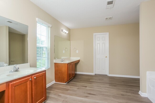Building Photo - 9996 Chariden Dr