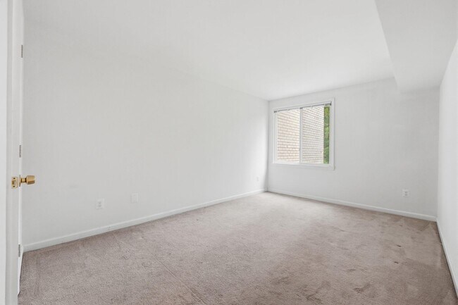 Building Photo - 5578 Burnside Dr