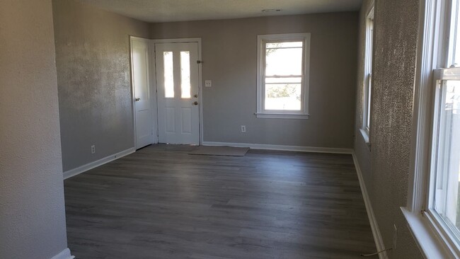 Building Photo - Super convenient to Langley AFB