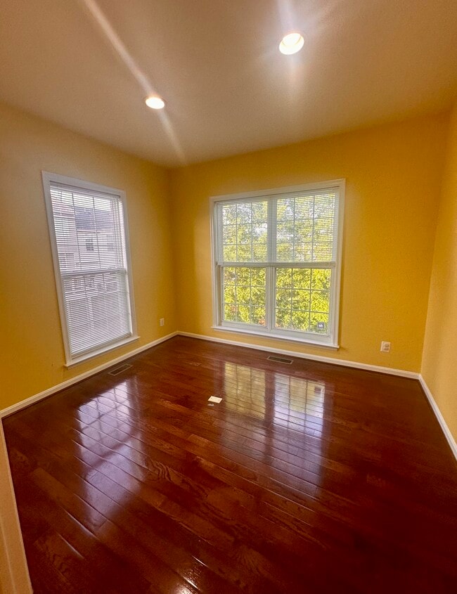 Building Photo - 22702 Lamoreaux Landing Square