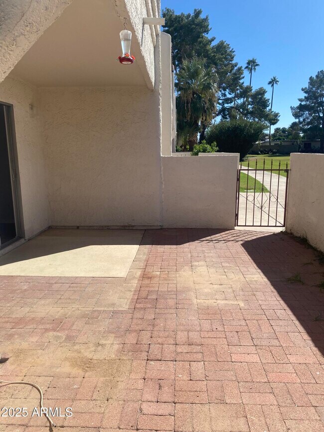 Building Photo - 7350 N Vía Paseo Del Sur