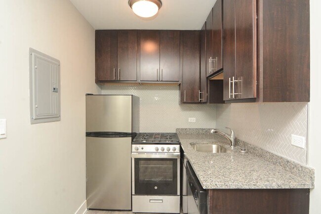 Building Photo - 447 W Surf St
