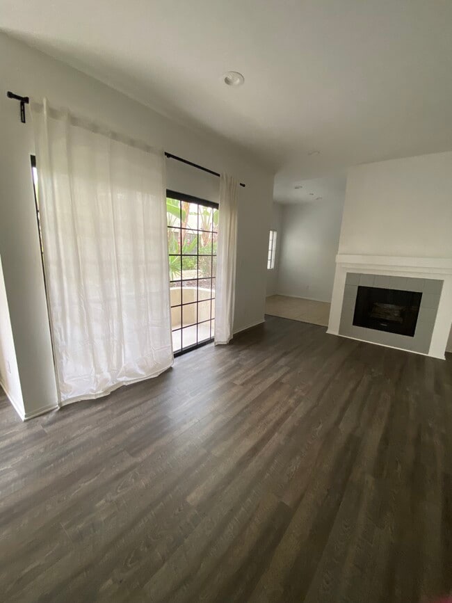 Building Photo - 930 S Venice Blvd