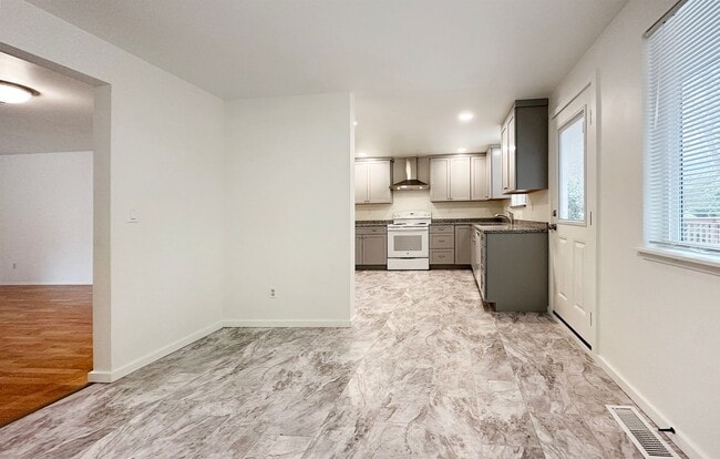 Building Photo - 4bd/2.5ba Seattle Home