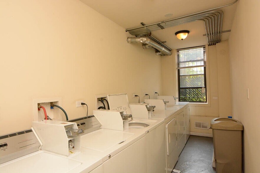 Building Photo - 4743 N Hermitage Ave