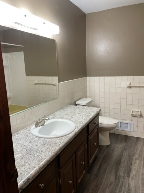 Building Photo - 408 Holly Ln
