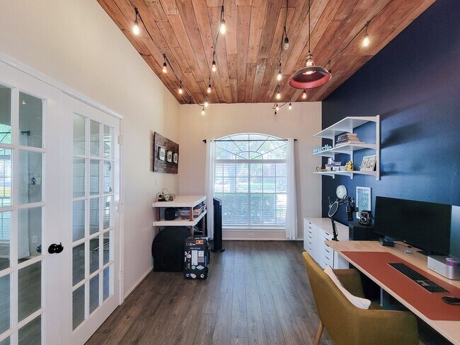 Building Photo - Welcome home to this charming 4-bedroom, 3-bathroom brick house in the desirable Stone Gate commu...