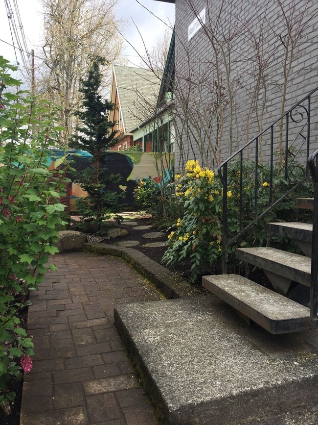 Building Photo - Upper 2 bed on Belmont! Hardwood floors, granite counters, tile in shower! All dogs welcome!