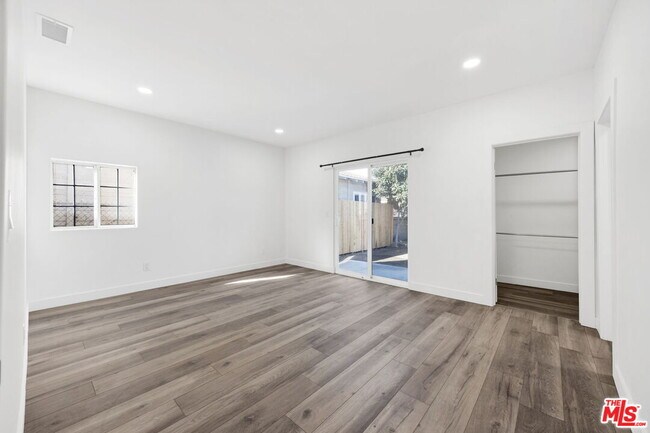 Building Photo - 1213 Thompson Ave