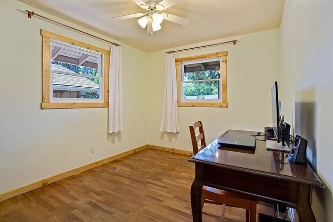 Building Photo - East Medford Ranch Home on large lot!  | Available Mid-July