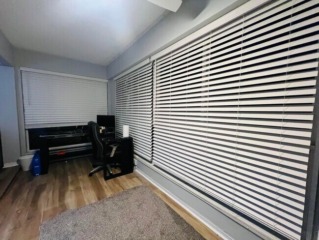 Building Photo - 3401 Spanish Trail