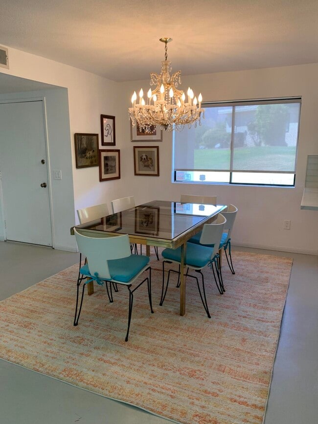 Building Photo - 686 N Palomar Cir