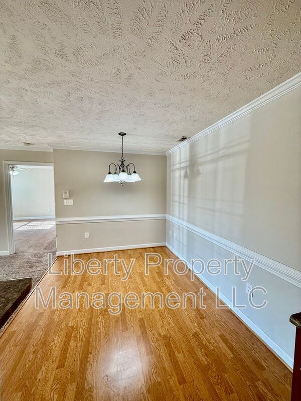 Building Photo - 1800 Balmoral Dr