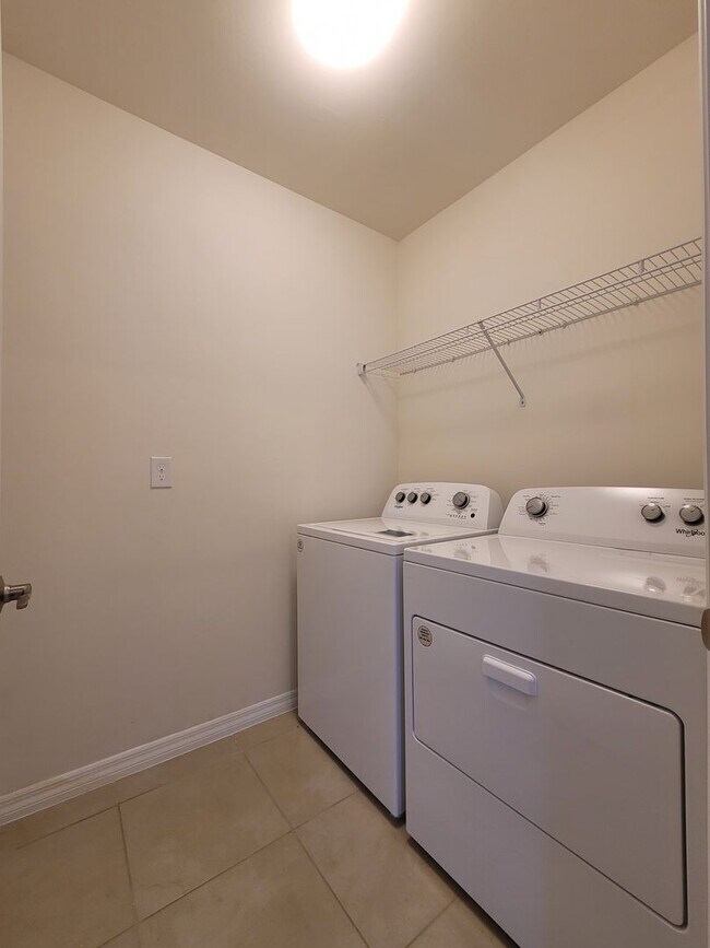 Building Photo - 337 SW 30th Ave