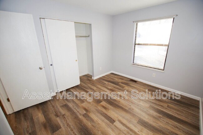 Building Photo - 1 Oak Point Dr