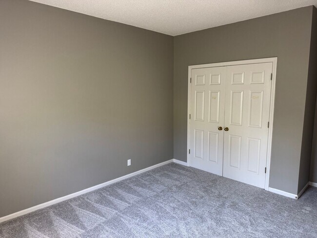 Building Photo - Four Bedroom Home Available in July - Fini...