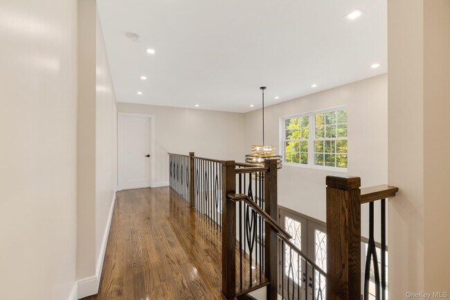 Building Photo - 2 Hallock Ct