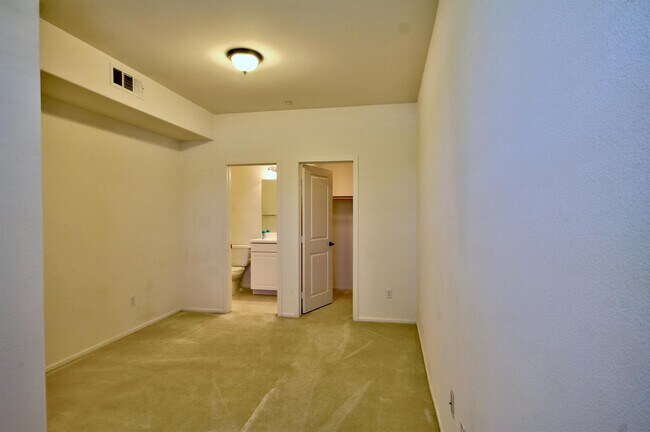 Building Photo - 950 N Chaparral Ln