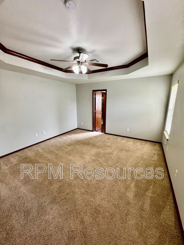 Building Photo - 916 Ethan Ln