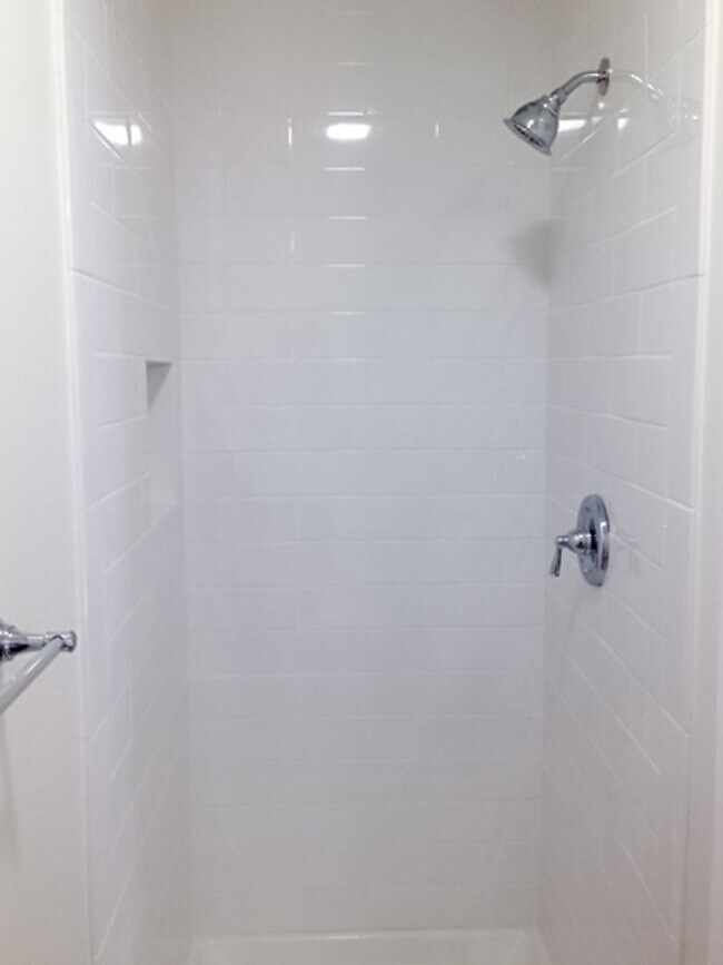 Building Photo - Stunning Remodeled 2BR/2BATHROOM Flat! Fir...