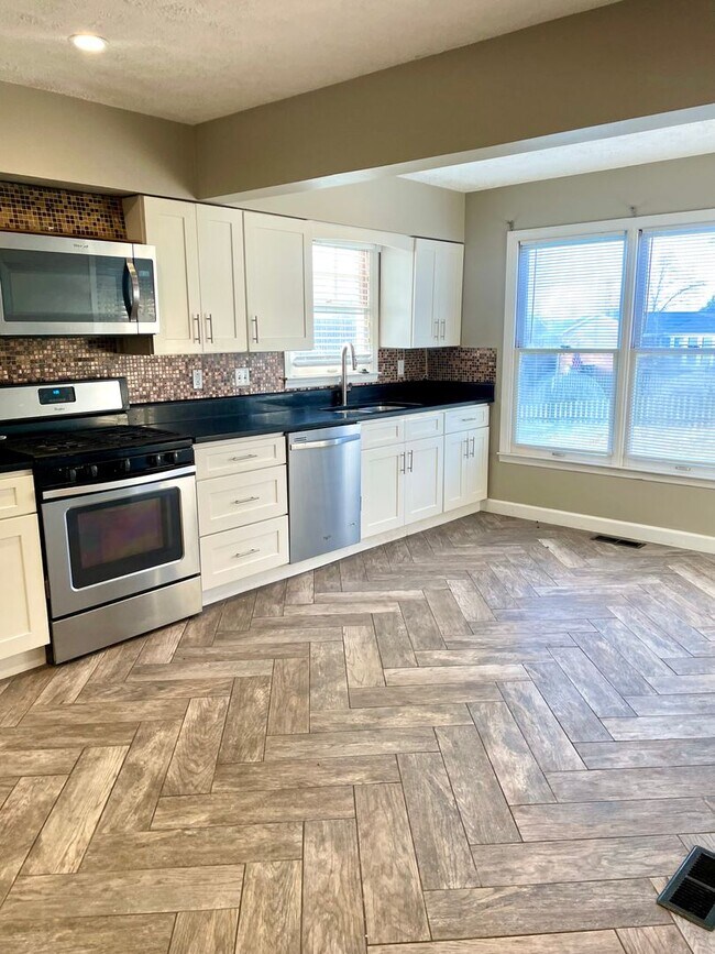 Building Photo - ****COMING SOON**** Charming Cape Cod in Halls