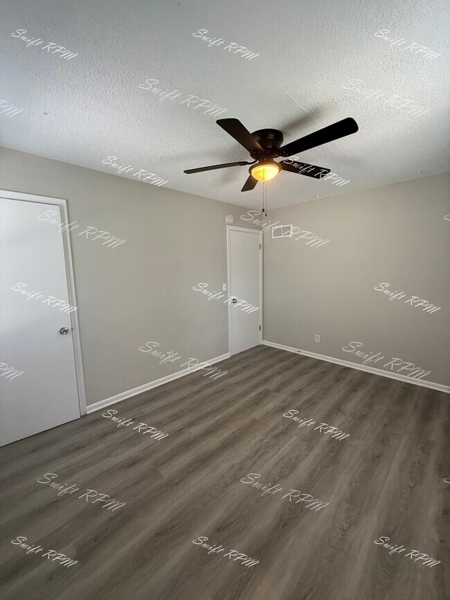 Building Photo - 1206 E Loula St
