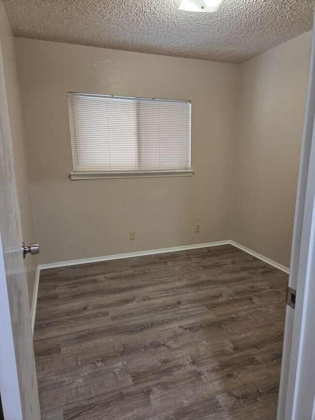 Building Photo - Spacious 4 Bedroom Ranch