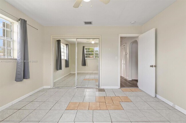 Building Photo - 2502 Funston St