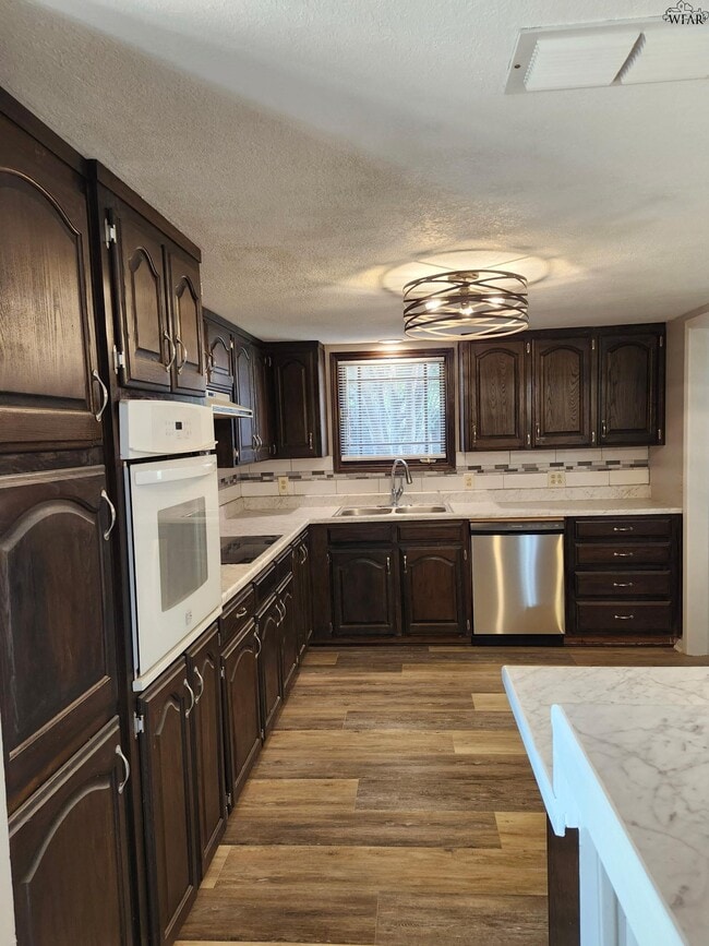 Building Photo - 916 Kiowa Dr