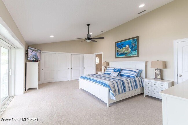 Building Photo - Gorgeous views from this 3 bedroom, 2.5 ba...