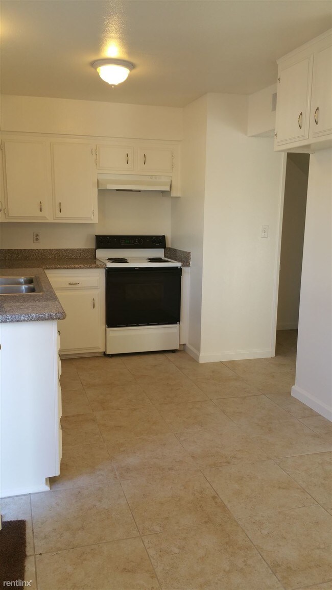 Building Photo - 2 br, 1.5 bath Townhome - 6412 Stockdale Hwy