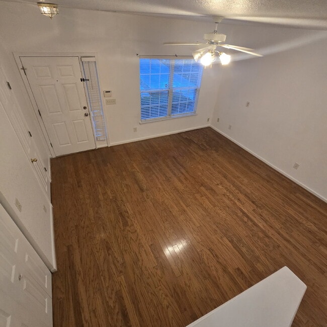Building Photo - "Charming 3-Bed Townhouse with Hardwood Elegance in Riverdale – Spacious 1376 sq ft!"