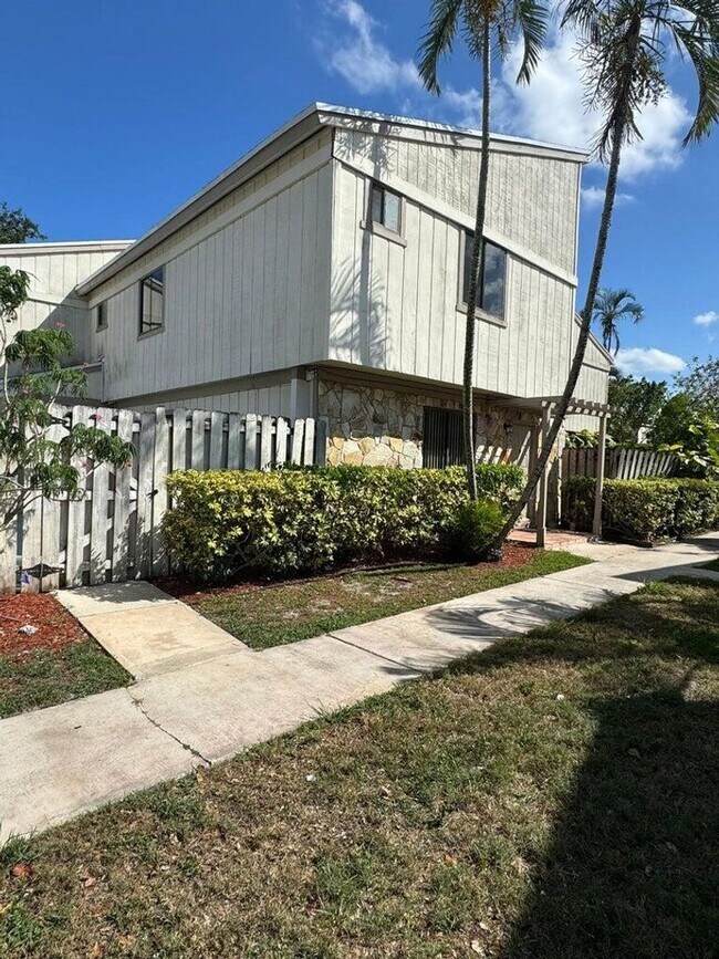 Building Photo - Spacious townhouse with 2 main suites in Wellington! Priced to RENT!