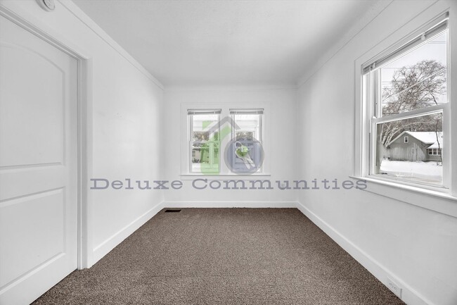 Building Photo - GORGEOUS 4 BEDROOM HOME!!! Available NOW- Month to month lease only!