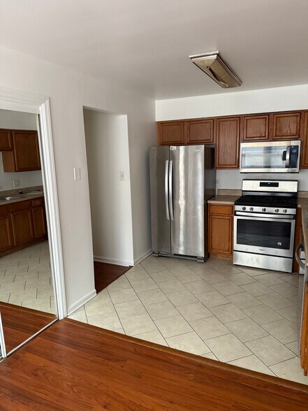 Building Photo - 1016 E 150th Pl