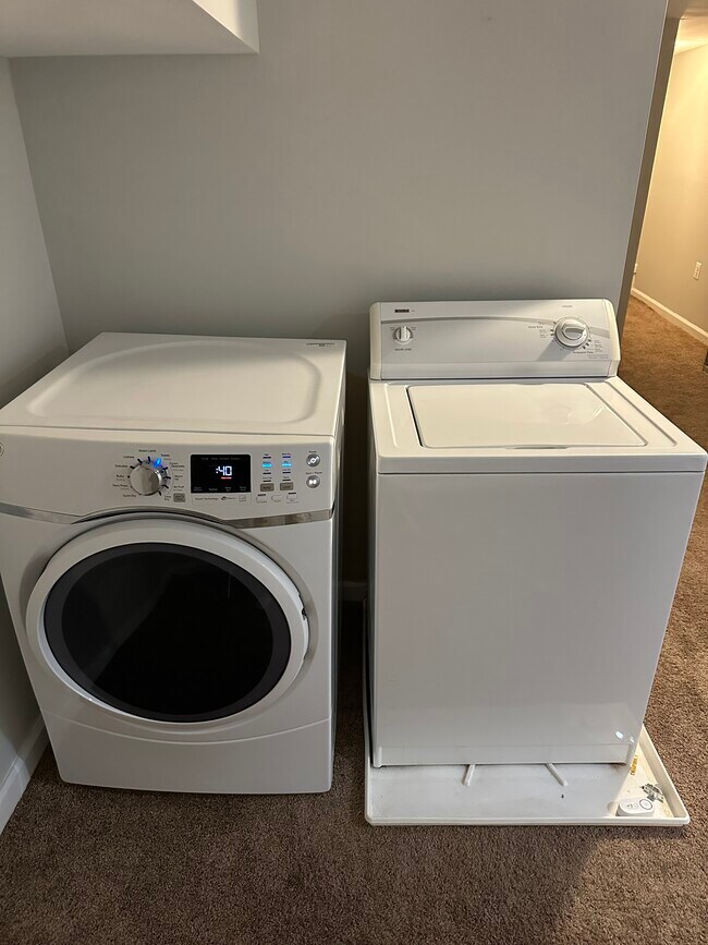 Building Photo - 37 S Ellwood Ave