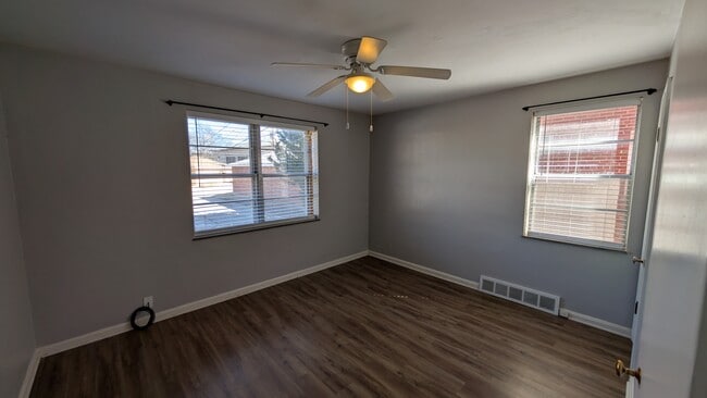 Building Photo - 5825 Sunshine Dr