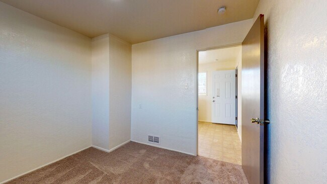 Building Photo - UPTOWN 3 Bedroom +Office  2 Bath with Garage