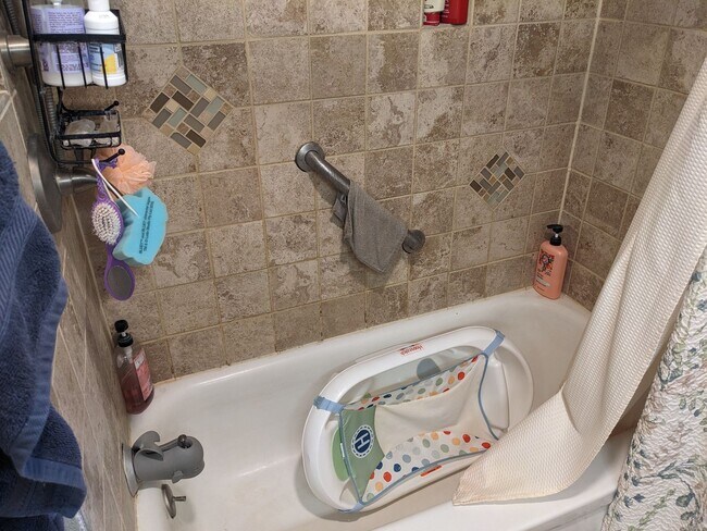 Building Photo - Cherry St Duplex